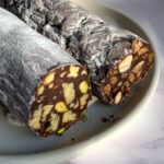 Két rúd kekszszalámi, az egyik vaníliás keksszel és pisztáciával a másik spekulatius keksszel és mandulával